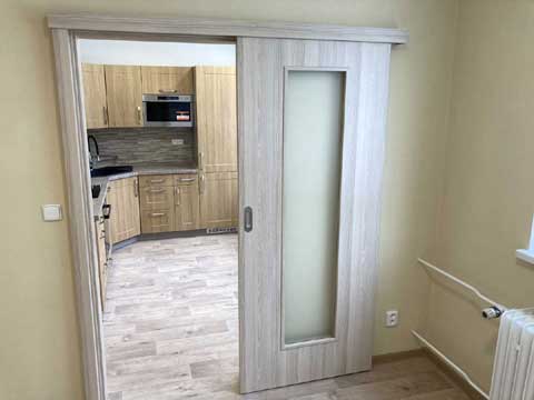 Rekonstrukce bytu Třešť 2022 - posuvné dveře na stěnu