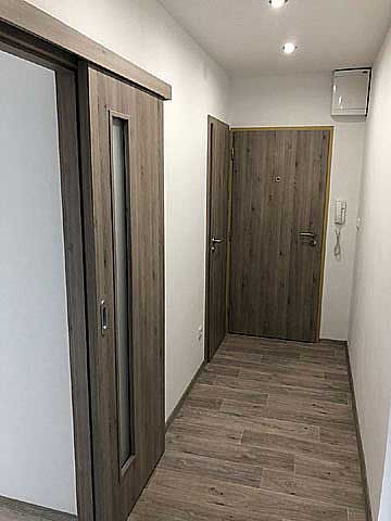 Posuvné dveře na stěnu v chodbě Jihlava 2018
